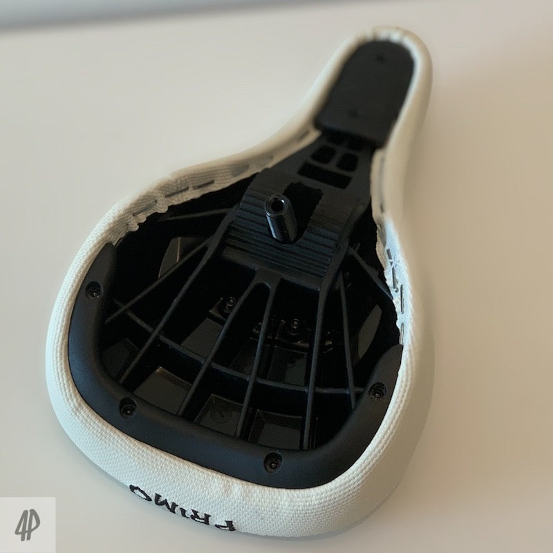 Primo Yumi Pivotal Sattel / Seat White