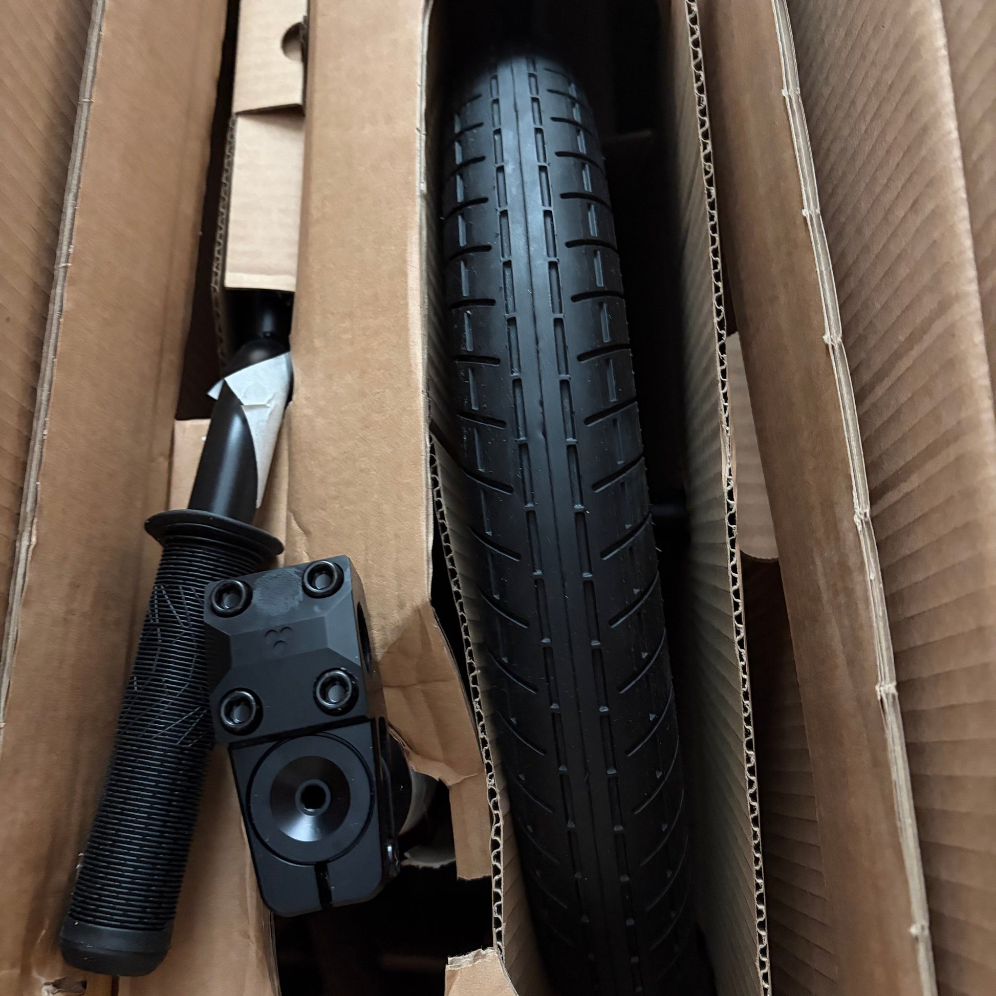 fly_nova_red_tire