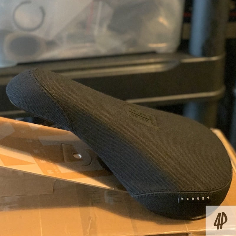 Heresy Reign V3 Mid Pivotal Sattel / Seat