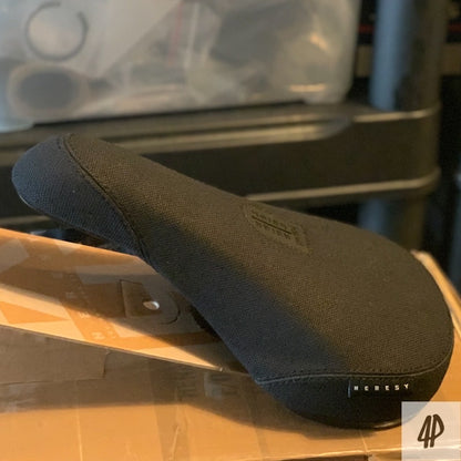 Heresy Reign V3 Mid Pivotal Sattel / Seat
